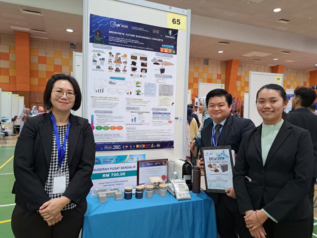 Penyelidik FTKA, UMPSA Prof. Madya Ir. Dr. Chin Siew Choo mengetuai projek tahun akhir dua orang pelajar iaitu Khong Sheh Ching dan Yedengan dengan menghasilkan Brewcrete Simen Lestari Mesra Alam daripada sisa kopi dan meraih pingat emas di CITREX 2025 
